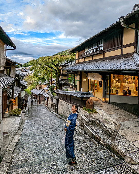 a lady posing for a picture on the streets of the Higashiyama Ward